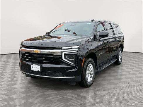 Used 2025 Chevrolet Suburban LS image 3