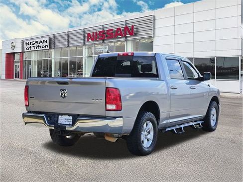Used 2019 RAM 1500 Classic SLT w/ Luxury Group image 4