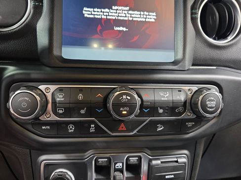 Used 2019 Jeep Wrangler Unlimited Sahara w/ Dual Top Group AWD/4WD image 20
