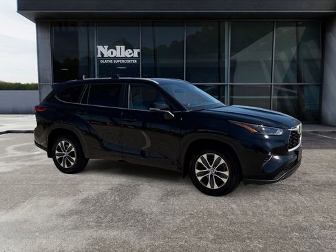 Used 2023 Toyota Highlander XLE AWD/4WD image 10