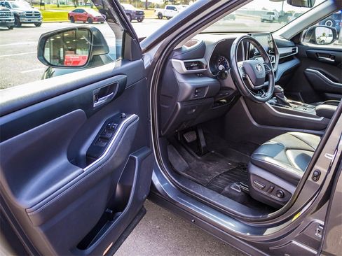 Used 2020 Toyota Highlander XLE image 29