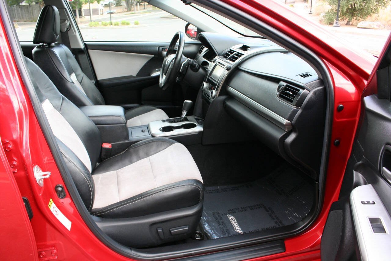 Used 2012 Toyota Camry SE w/ Leather Pkg FWD image 22