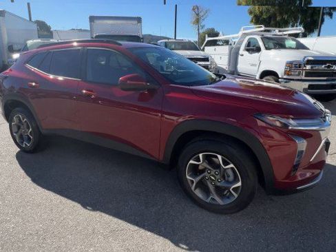 Used 2025 Chevrolet Trax LT w/ LT Convenience Package image 4