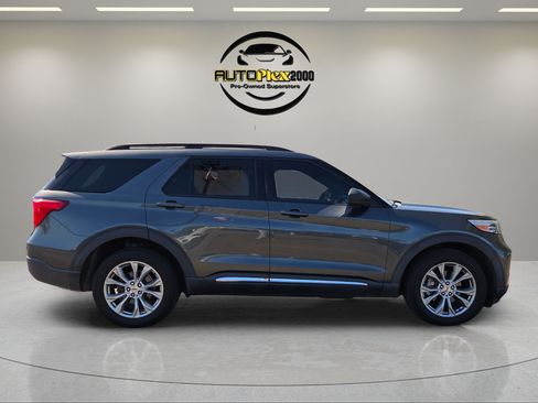 Used 2020 Ford Explorer XLT w/ Equipment Group 202A AWD/4WD image 8