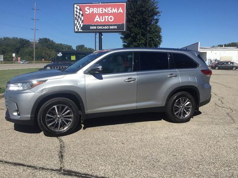 Used 2019 Toyota Highlander XLE AWD/4WD image 11