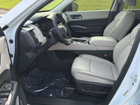 New 2026 Nissan Pathfinder SL FWD image 10