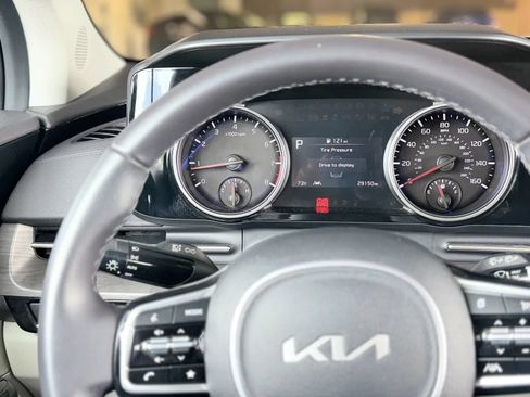 Used 2024 Kia Carnival EX FWD image 27