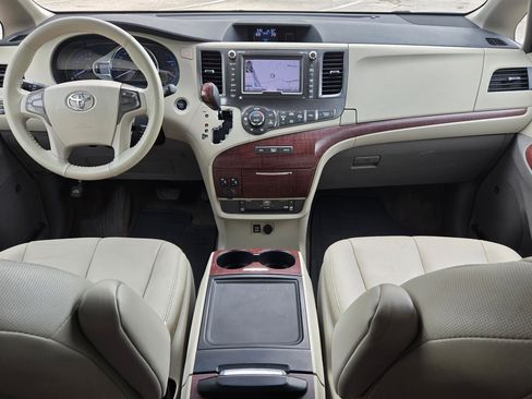 Used 2013 Toyota Sienna XLE w/ Premium Pkg image 15