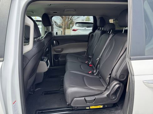 Used 2025 Kia Carnival EX image 34