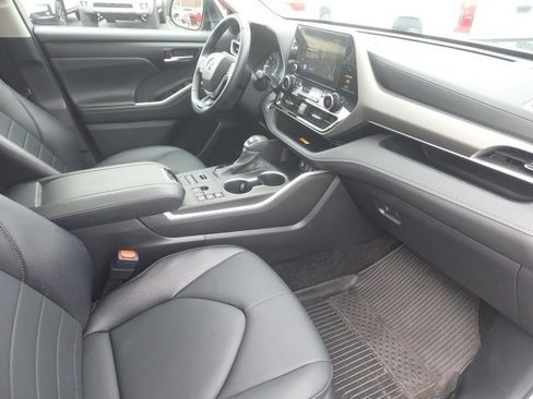 Used 2025 Toyota Highlander LE image 11
