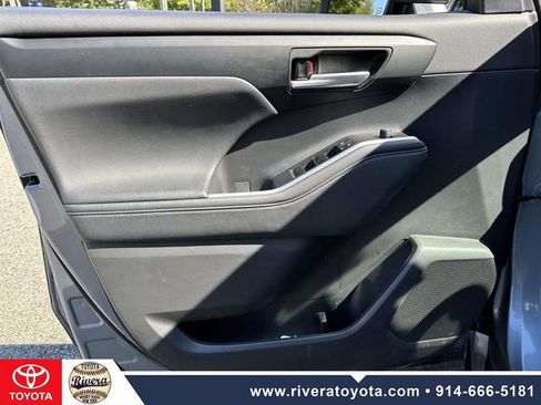 Used 2023 Toyota Highlander XLE AWD/4WD image 22