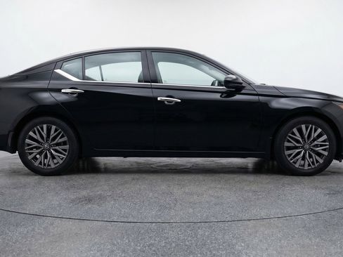 Used 2025 Nissan Altima 2.5 SV image 11