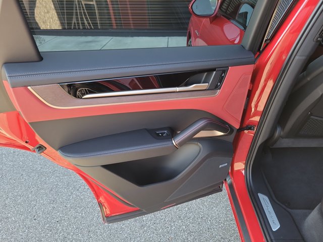 Certified 2025 Porsche Cayenne E-Hybrid AWD/4WD image 22