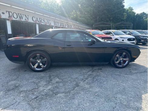 Used 2014 Dodge Challenger SXT RWD image 5