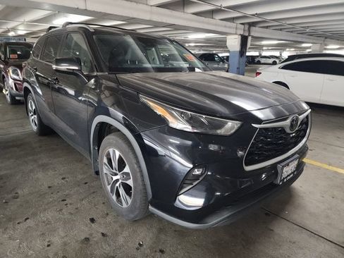 Used 2023 Toyota Highlander XLE FWD image 2