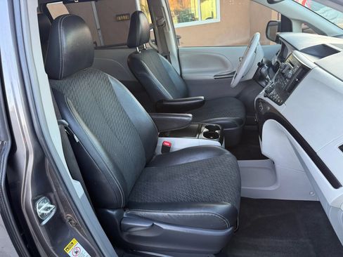 Used 2014 Toyota Sienna SE FWD image 27