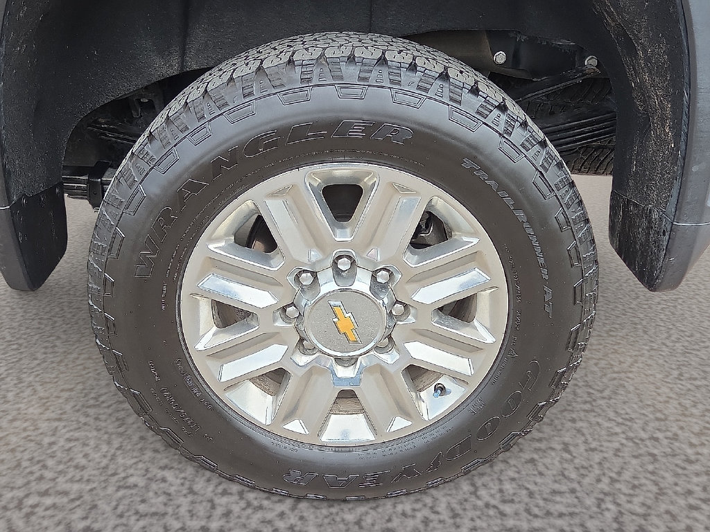 Used 2025 Chevrolet Silverado 2500 High Country w/ Technology Package AWD/4WD image 8