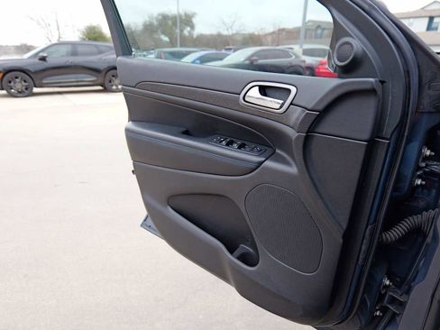 Used 2018 Jeep Grand Cherokee Laredo image 19