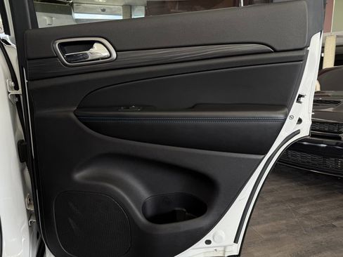 Used 2019 Jeep Grand Cherokee Laredo image 32