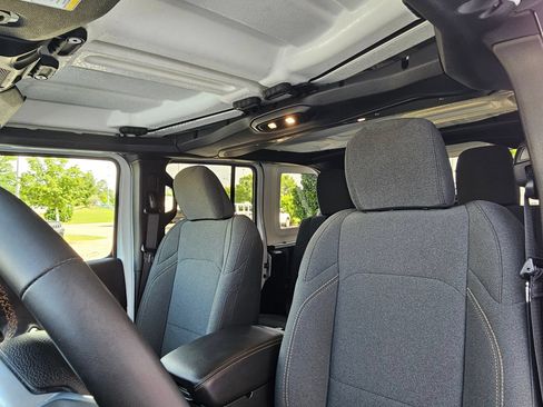 Used 2025 Jeep Wrangler Unlimited Sahara AWD/4WD image 22