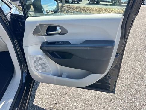 Used 2023 Chrysler Pacifica Touring-L FWD image 23