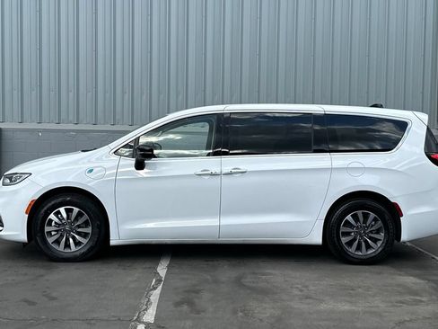 Used 2024 Chrysler Pacifica Limited FWD image 7