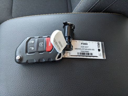 Certified 2025 Jeep Wrangler Unlimited Sahara AWD/4WD image 35