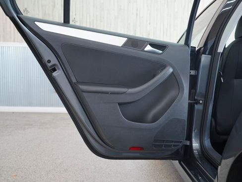 Used 2013 Volkswagen Jetta SE FWD image 35