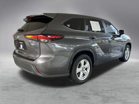 Used 2024 Toyota Highlander LE FWD image 3