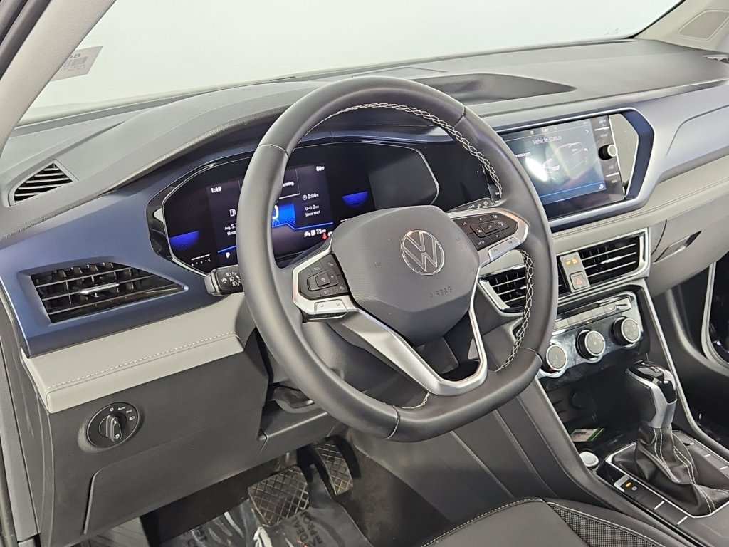 Certified 2023 Volkswagen Taos SE FWD image 30