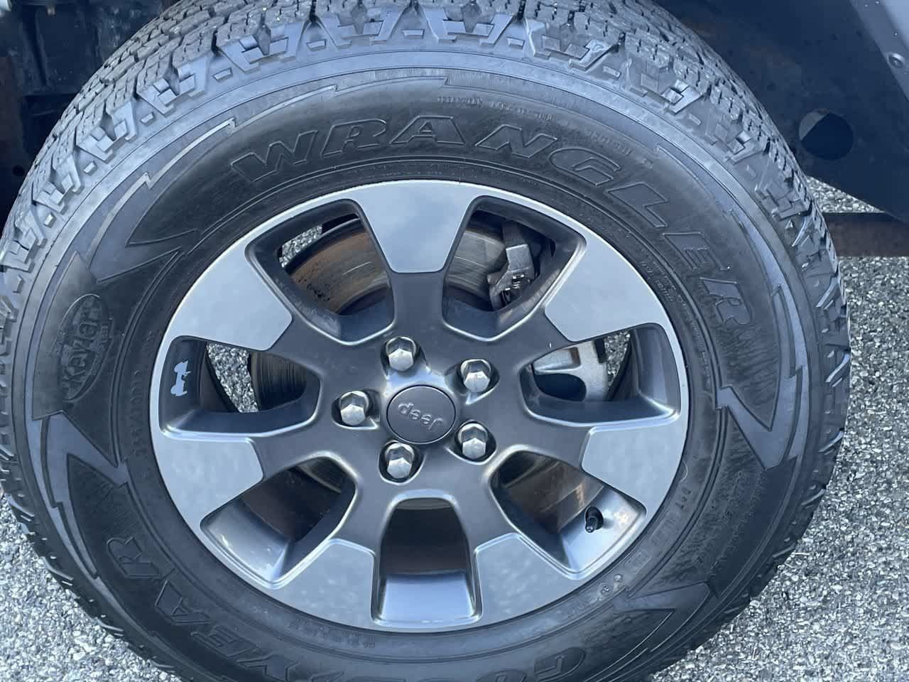 Used 2018 Jeep Wrangler Unlimited Sahara AWD/4WD image 37