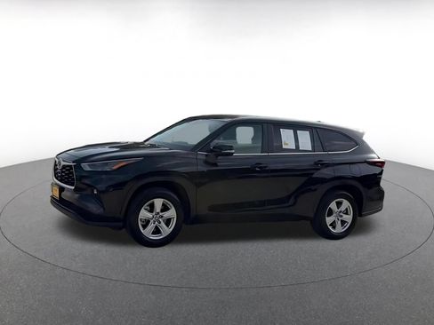 Used 2025 Toyota Highlander LE FWD image 6