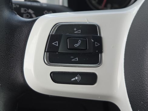 Used 2019 Volkswagen Beetle 2.0T SE FWD image 28