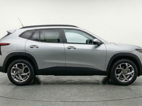 Used 2025 Chevrolet Trax LT w/ LT Convenience Package FWD image 11