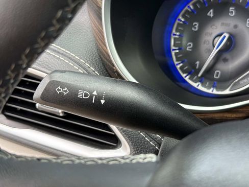 Used 2023 Chrysler Pacifica Limited FWD image 38