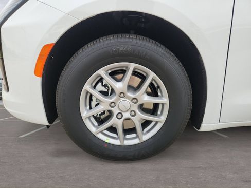 New 2027 Chrysler Pacifica Select FWD image 10