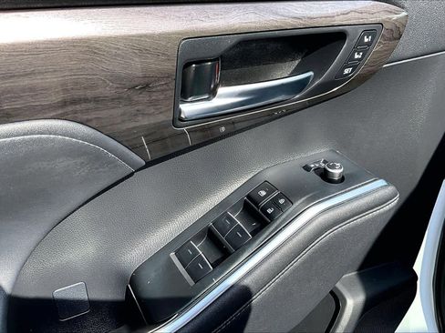 Used 2023 Toyota Highlander Limited image 32