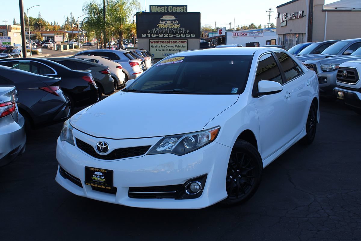 Used 2014 Toyota Camry SE FWD image 2