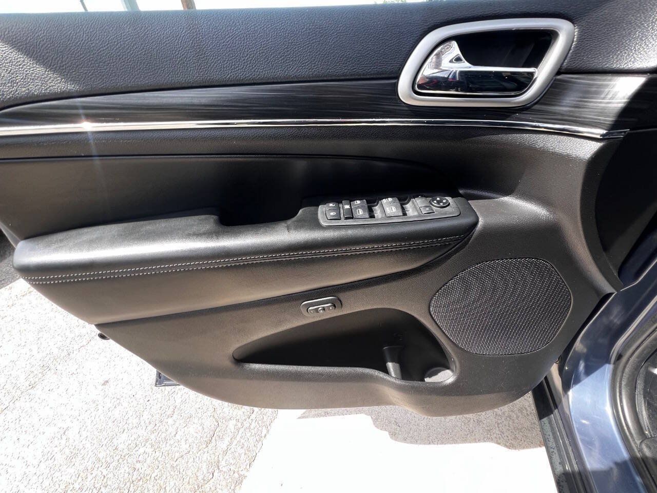 Used 2019 Jeep Grand Cherokee Limited AWD/4WD image 17