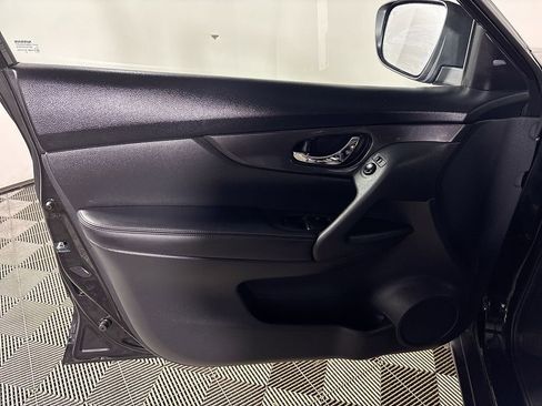 Used 2020 Nissan Rogue SV image 11