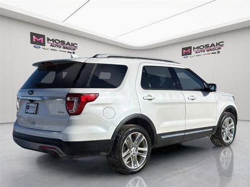 Used 2017 Ford Explorer XLT w/ Equipment Group 202A image 8