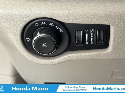 Used 2023 Chrysler Pacifica Limited FWD image 35