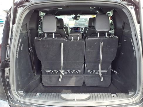 Used 2025 Chrysler Pacifica Select FWD image 13