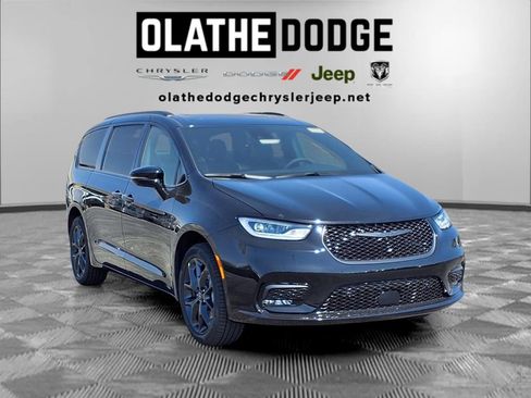 New 2026 Chrysler Pacifica Limited AWD/4WD image 32