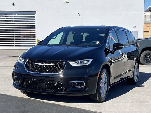 New 2026 Chrysler Pacifica Select image 3