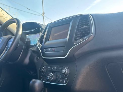 Used 2019 Jeep Cherokee Latitude Plus w/ Comfort/Convenience Group FWD image 28