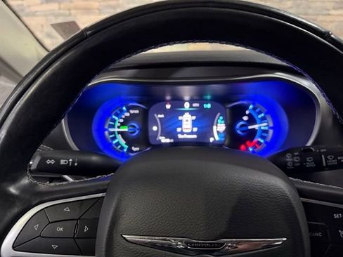 Used 2022 Chrysler Pacifica Touring-L w/ Uconnect Theater Family Group FWD image 14