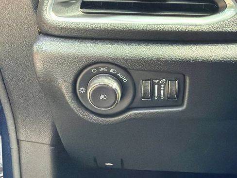 Used 2023 Chrysler Pacifica Pinnacle FWD image 22