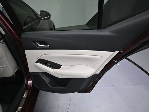 Used 2024 Nissan Altima 2.5 SL FWD image 9