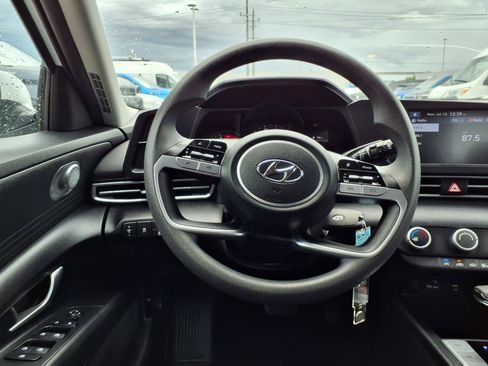 Used 2022 Hyundai Elantra SE FWD image 15